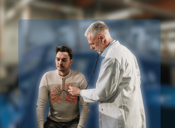 Dokter luistert naar longen